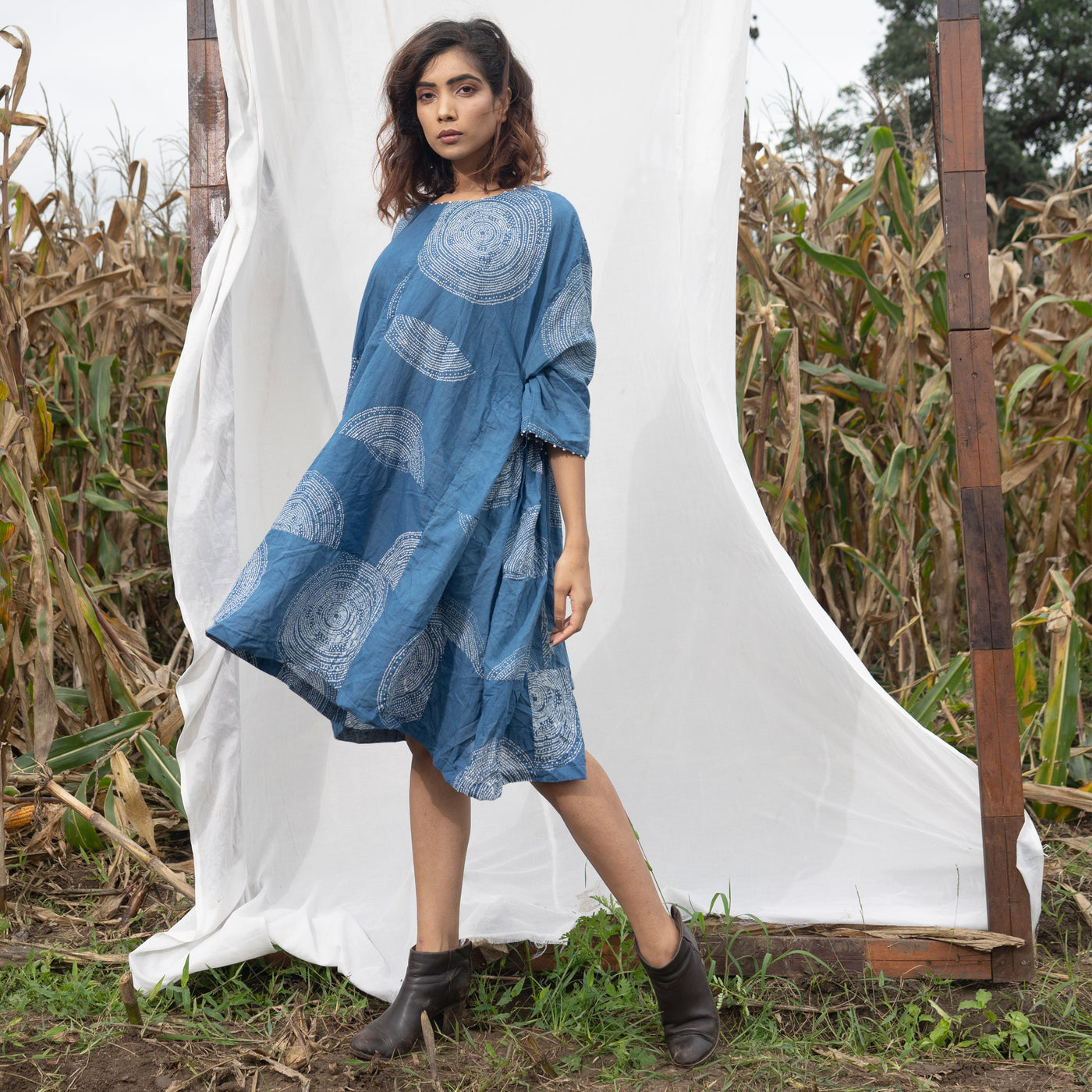 relaxed tunic, with side pleats is made from organic cotton and dyed in indigo.