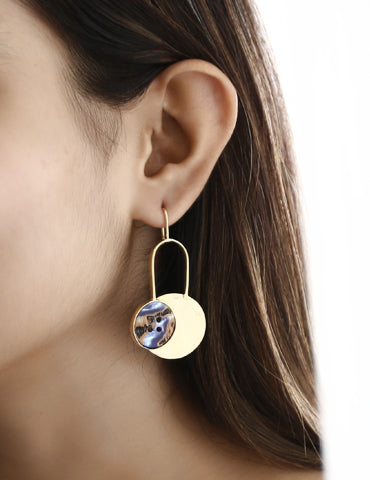 U-shaped disc earrings in the shape of shell / dyed mother of pearl buttons.