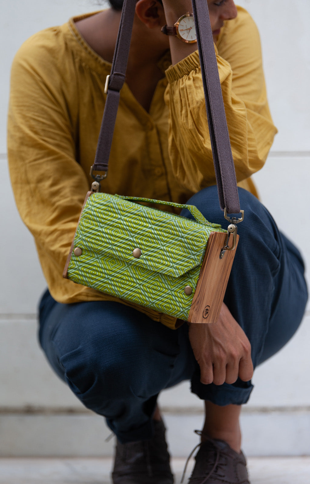 handcrafted box clutch comes with 2 de-attachable sleeves
