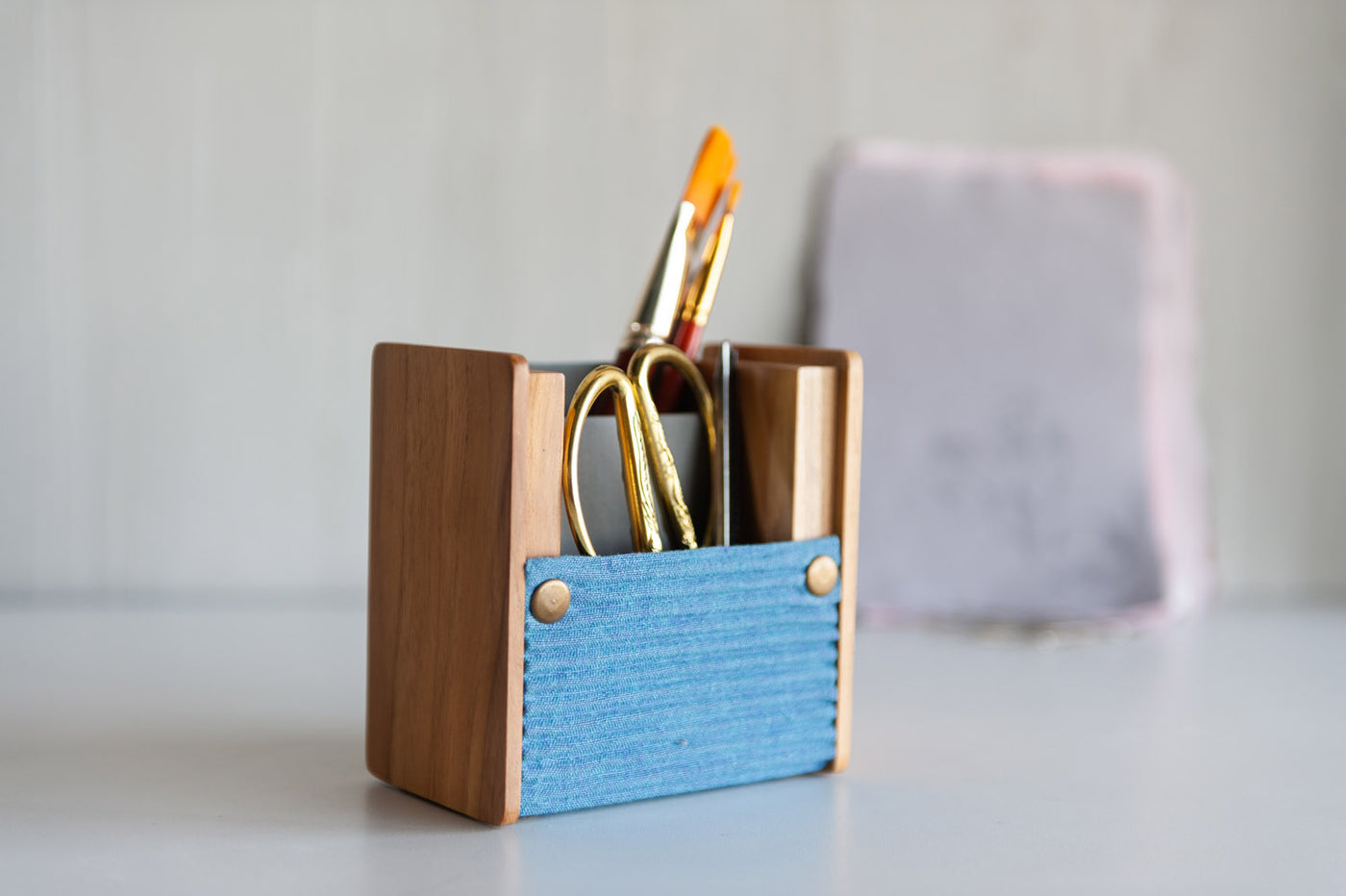 100% handcrafted pen stand comes with 2 de-attachable sleeves