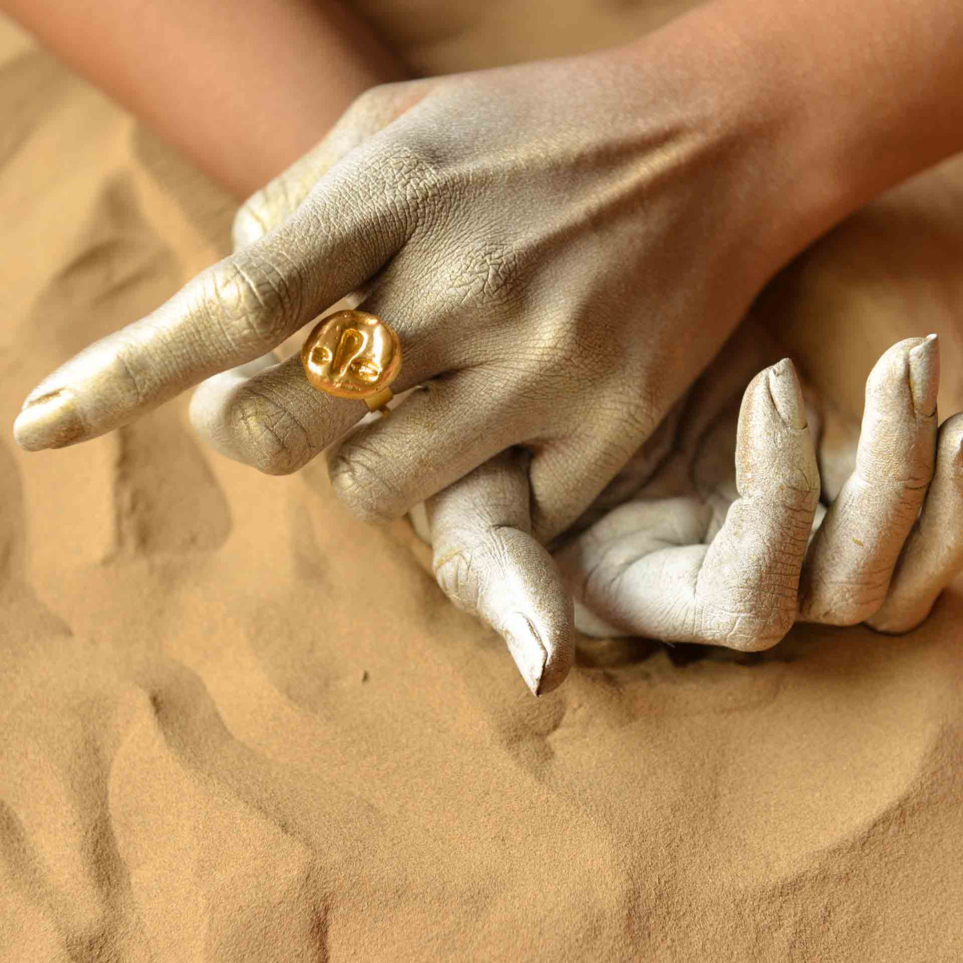 A Dye gold ring, made of gold plated brass, with a fossil design.