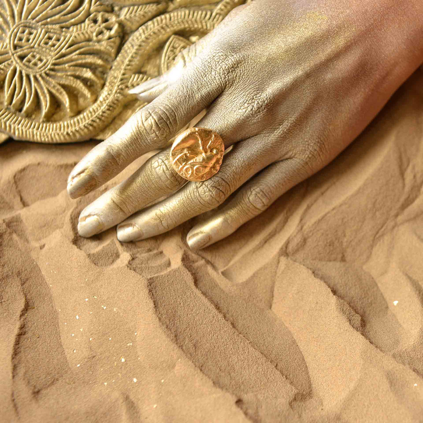 A Dye gold ring, made of gold plated brass, with a fossil design.