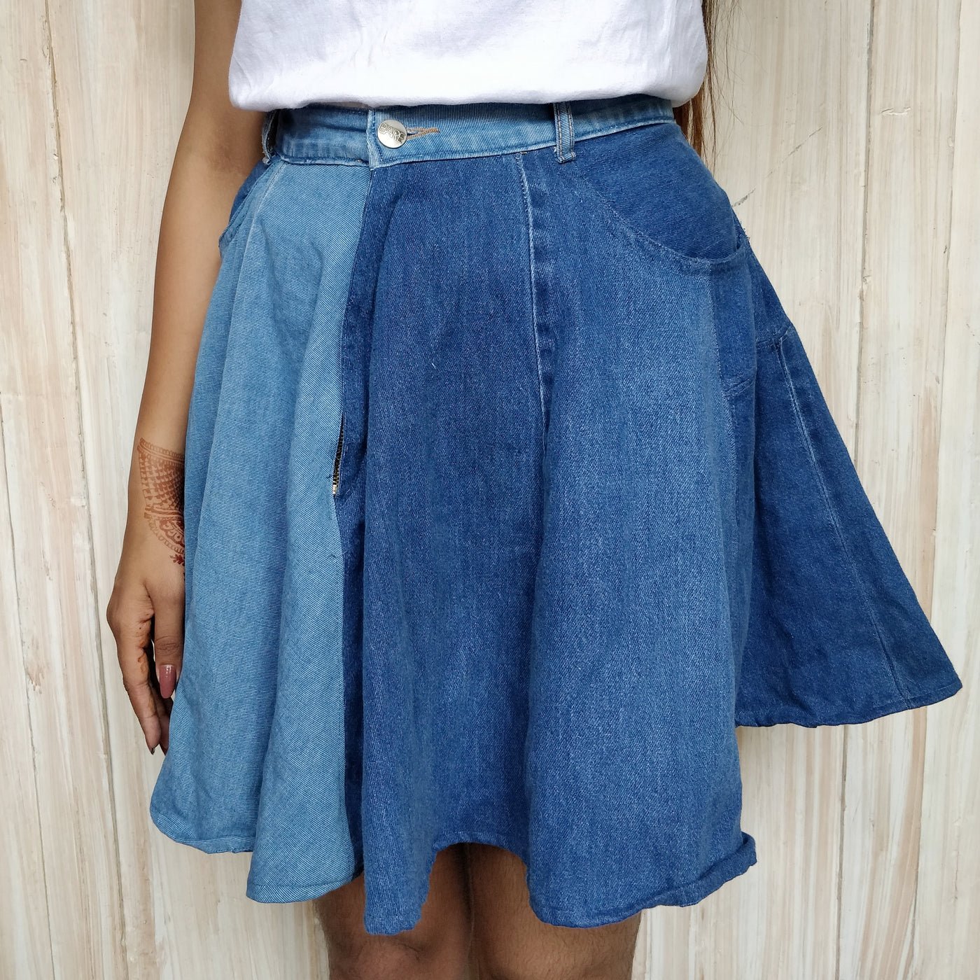 two-way blue denim shirt, can be worn as a classic shirt or as a crop top.