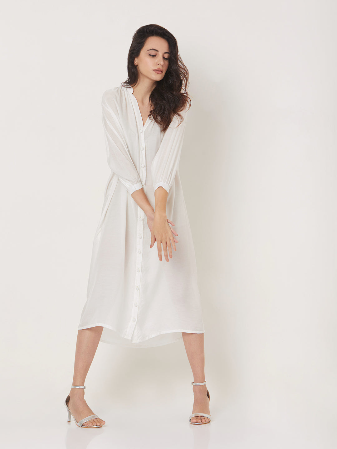 a dull shine muslin fit shirt dress with a mandarin collar with a V-neck