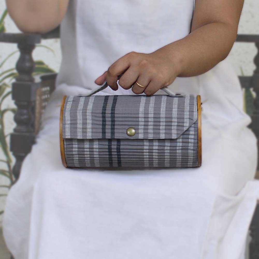 100% handcrafted round clutch comes with 1 detachable sleeve