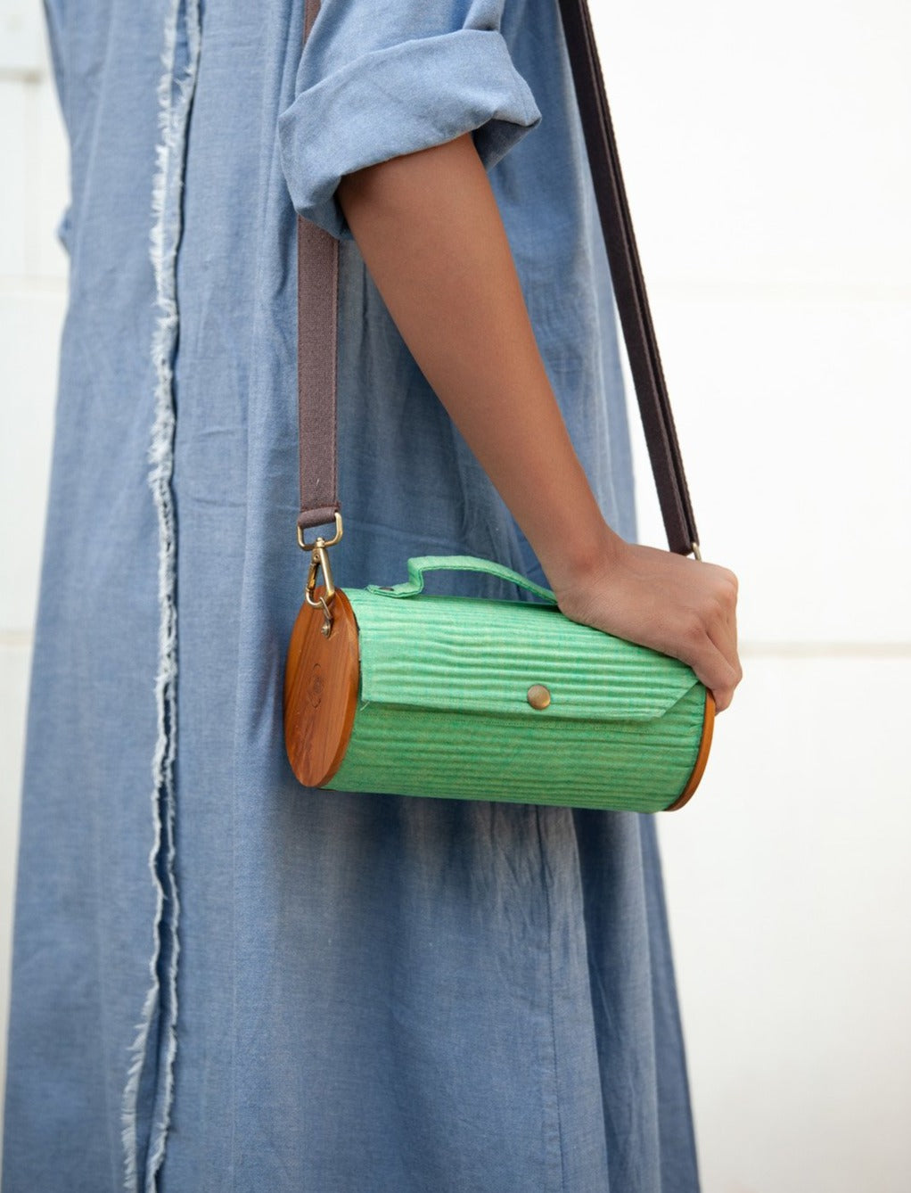 100% handcrafted round clutch comes with 1 detachable sleeve